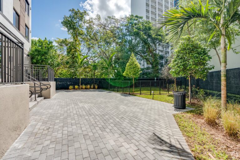 grand-view-park-miami-fl-courtyard